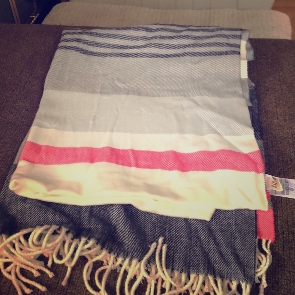 Gap Scarf
